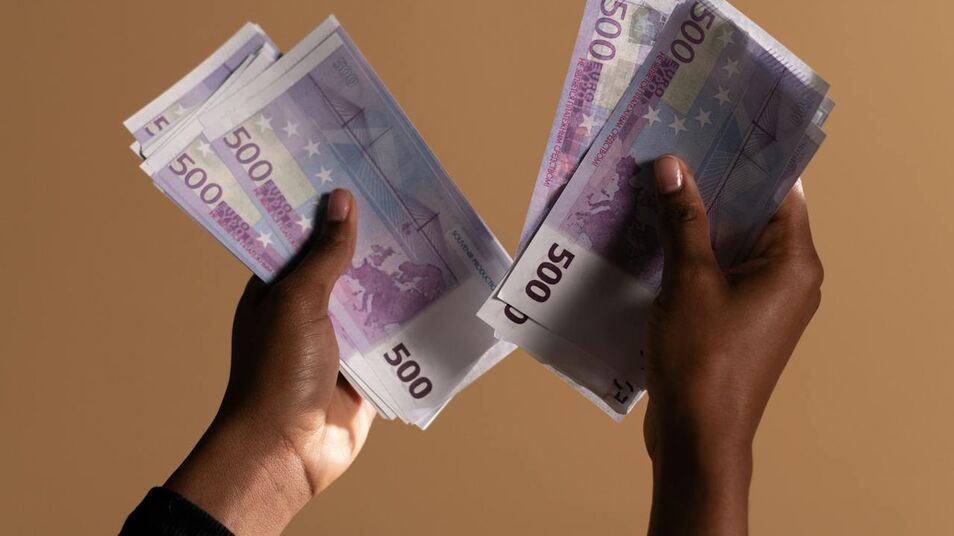 Frau die Geld in den Händen hält