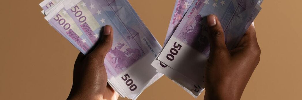 Frau die Geld in den Händen hält